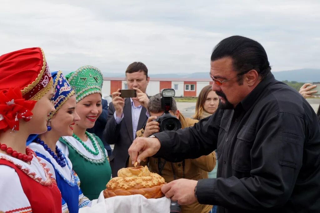 Погода в гостеприимном. Встреча с хлебом и солью. Хлеб соль встреча гостей. Гостеприимство в России. Встреча с караваем.