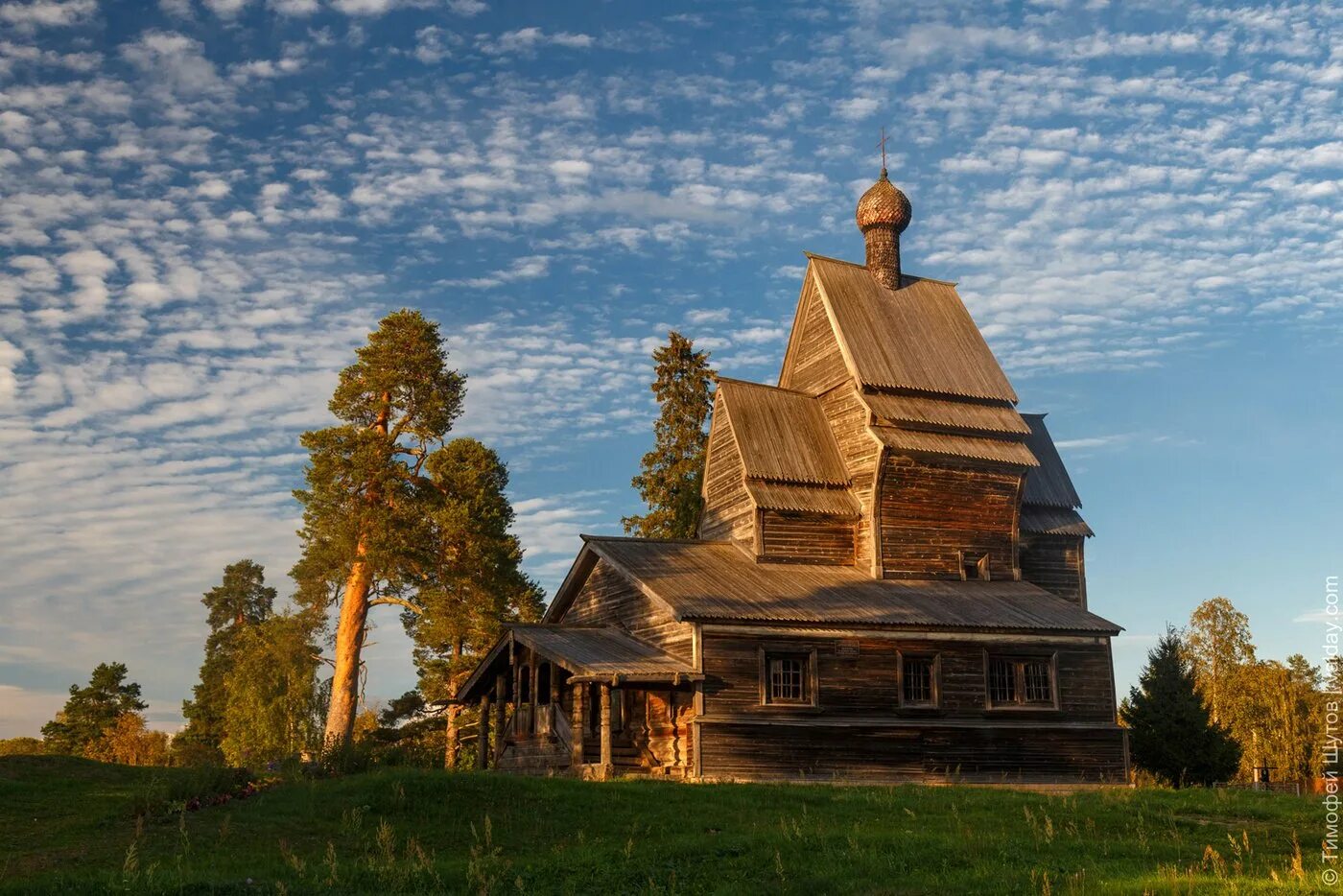 Wooden church. Церковь на Руси в деревне. Деревянные церкви древней Руси. Деревянное зодчество Карелии храм святителя Иннокентия. Деревянная Церковь Георгия Победоносца 1493.