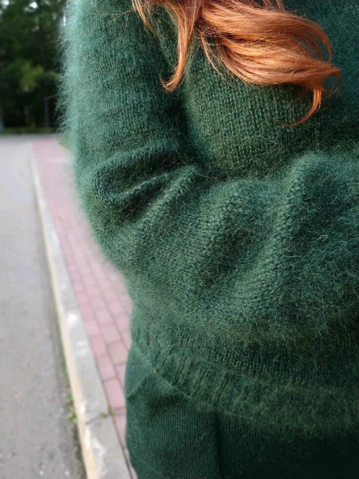 В колючем свитере. Мохеровый свитер. Свитер из мохера. Женский зеленый джемпер мохер. Свитер изумрудного цвета.