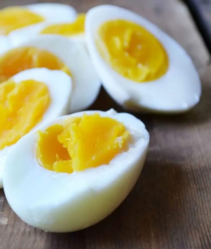 Сколько варятся яйца вкрутую. Вареное яйцо всмятку. Яйца вкрутую. Яйцо вареное вкрутую. Яйцо куриное всмятку.