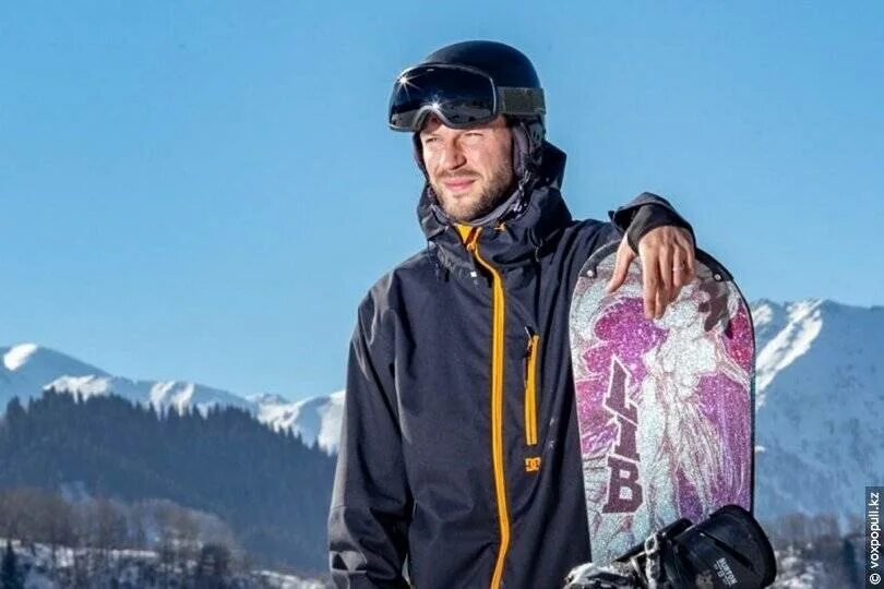 Горнолыжный инструктор. Костюм инструктора по горным лыжам. Портрет горнолыжника. Парень на горных лыжах. Горный инструктор.