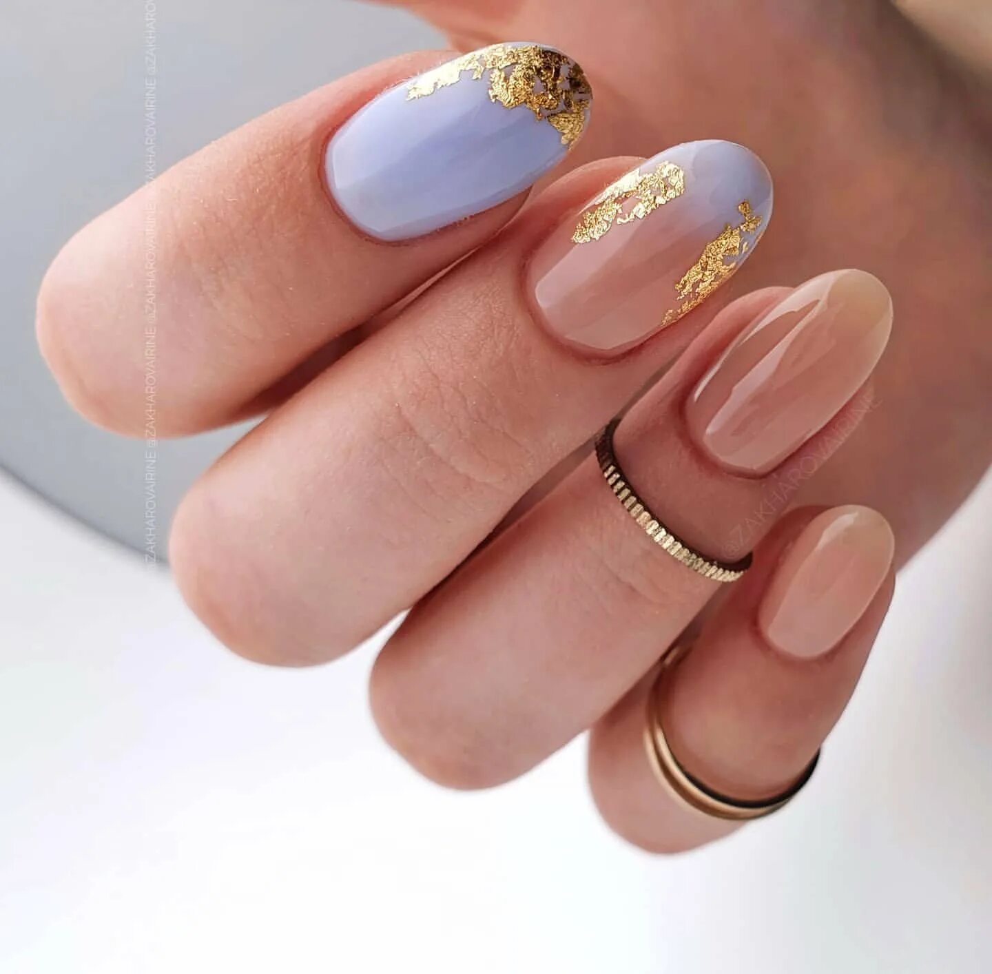 ногти молочные с золотом. молочный с золотой поталью. молочный с золотой поталью. маникюр нюд. молочный с золотой поталью.