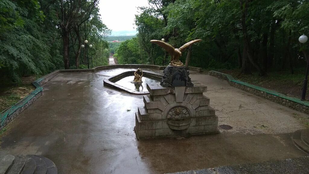 Городской округ железноводск. Железноводск Орел скульптура. Парк Ессентуки Курортный - скульптура орла. Скульптура орла в парке Железноводска. Жанровые скульптуры в Кисловодске.