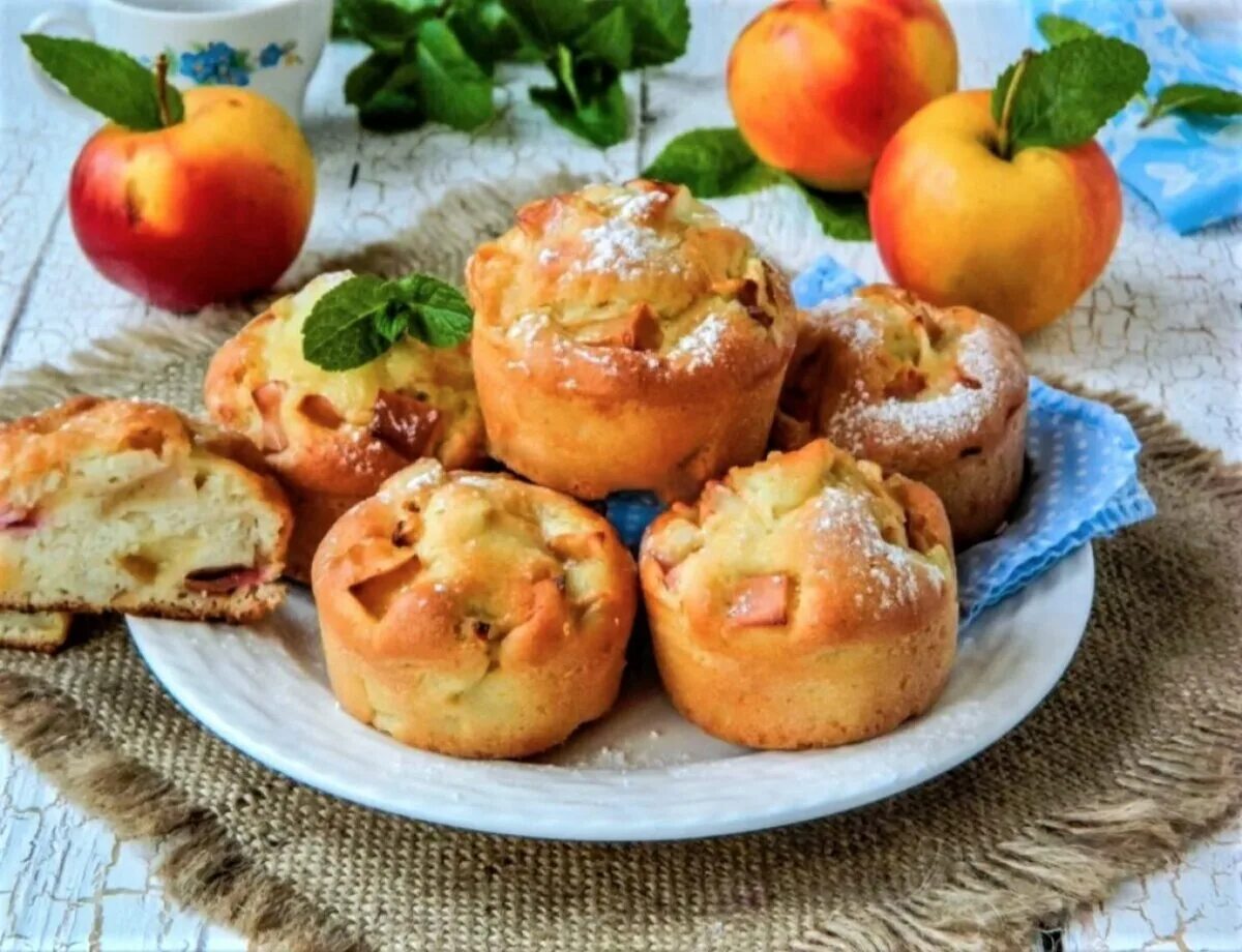 Рецепт кексов с яблоками в формочках. Кекс шарлотка. яблочные маффины. кекс с яблоками. кексы с яблоками в формочках.