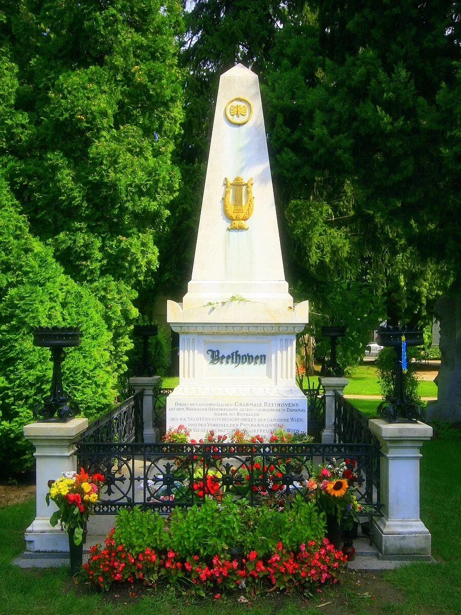 Могила Людвига Ван Бетховена. Могила Бетховена в Вене. Центральное кладбище вены могила Бетховена.