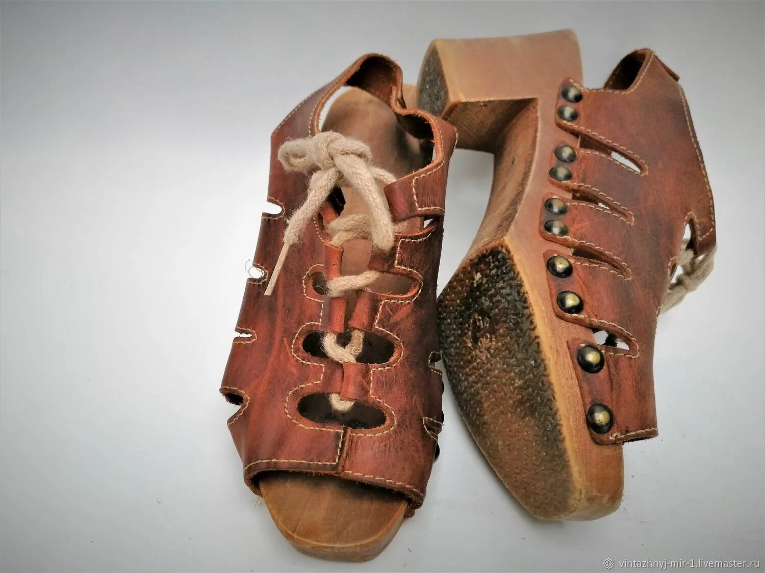 Ботинки с деревянной подошвой. Винтажные обувь. Башмаки на деревянной подошве. Подошва из дерева. Подошвы деревьев