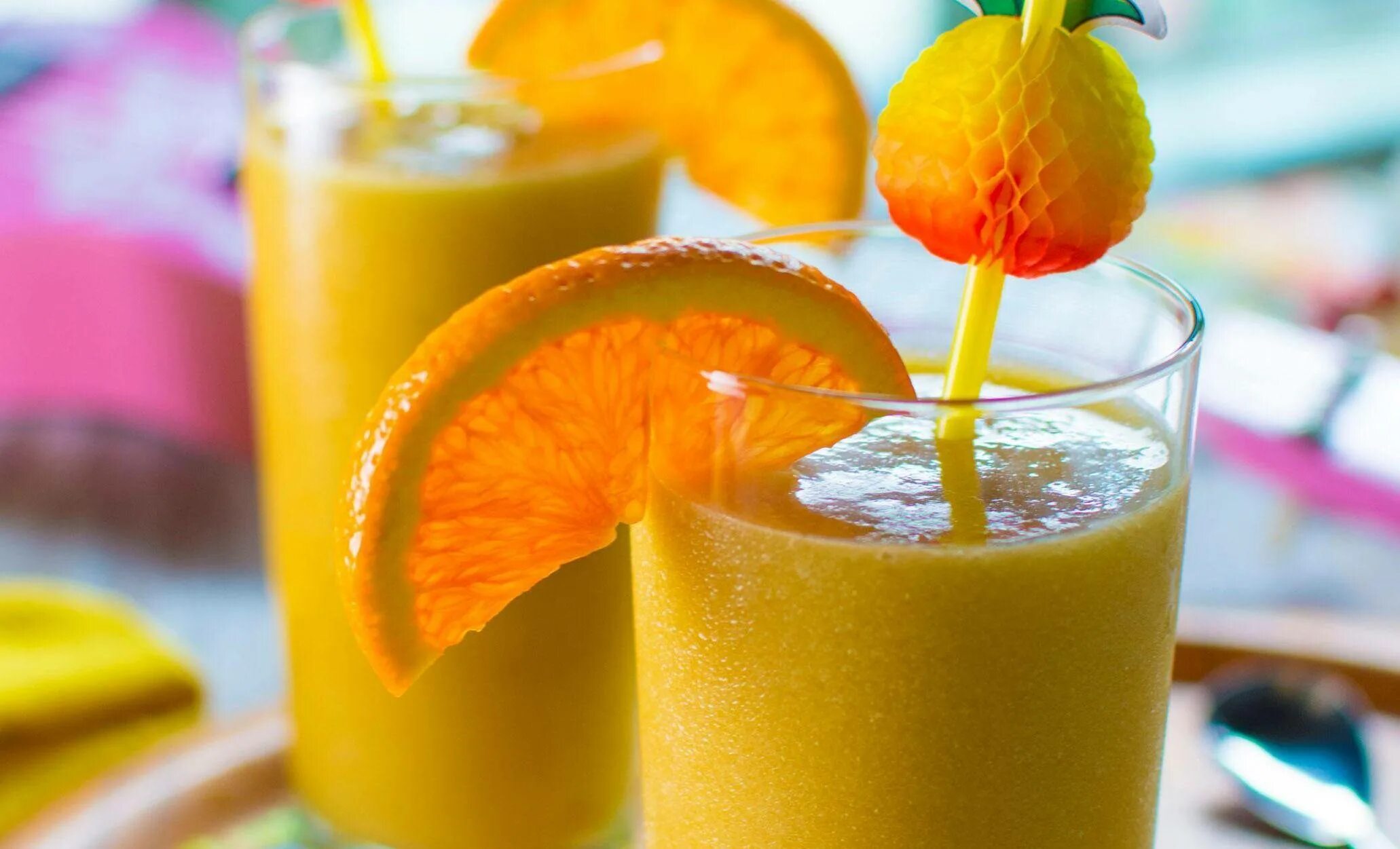 Коктейль с апельсином. Апельсиновый крюшон. Коктейль с апельсином. Коктейль с апельсином. Mojito напиток цитрусовый.