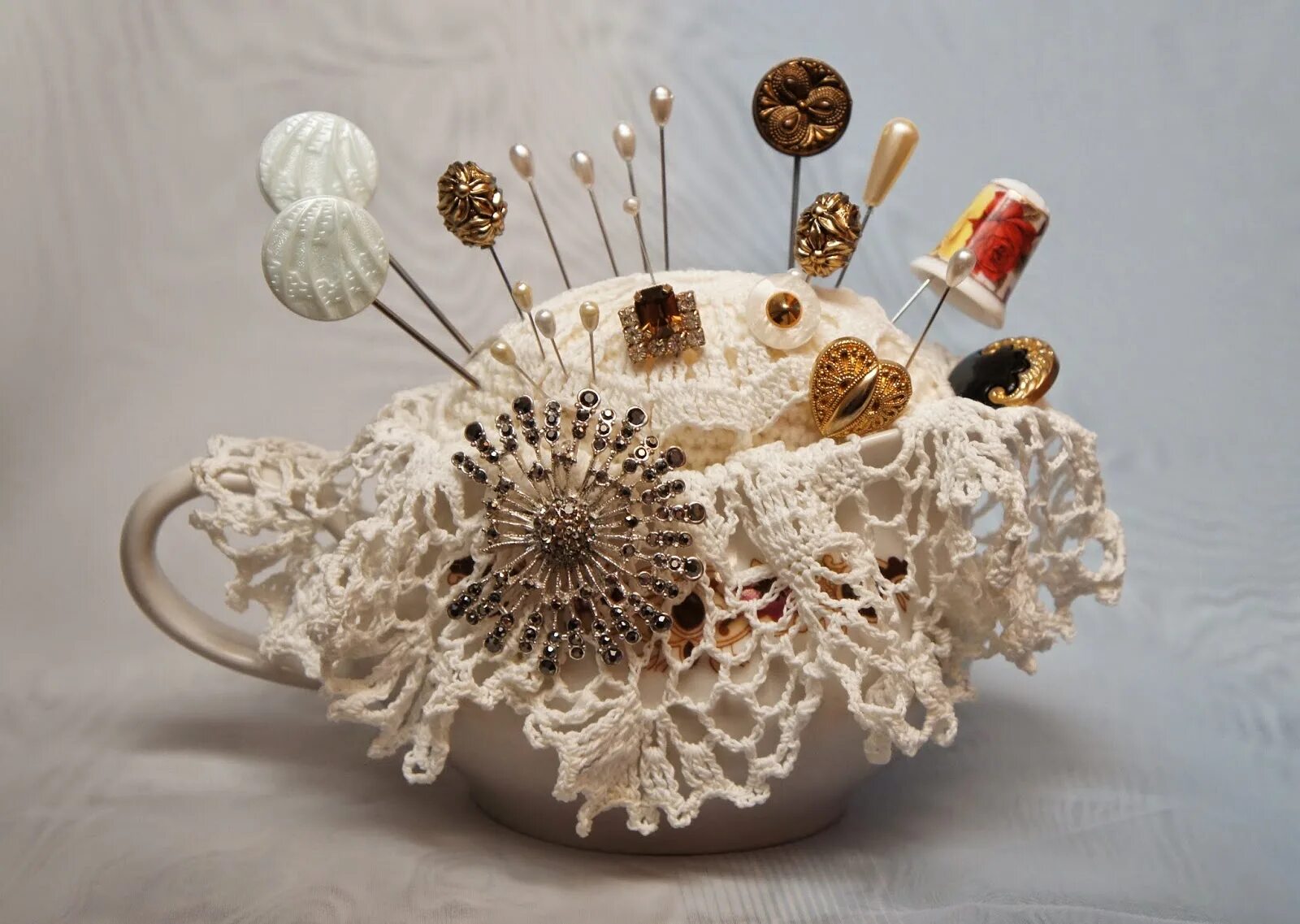 Текстильные игольницы. Креативное рукоделие. Красивое рукоделие. Букет из пуговиц. Необычное рукоделие.