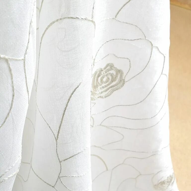 Шторы в цветочек. Тюль лен цветы. Тюль лен с рисунком. Тюль белая с орнаментом. Лен печать тюль.