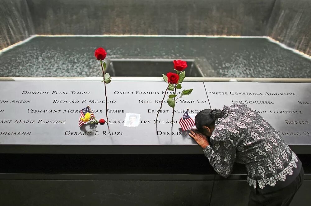 Светлая память жертвам теракта. Жертвы 11 сентября 2001 года память. Башни Близнецы 11 сентября жертвы. Мемориал террористических атак 11 сентября.