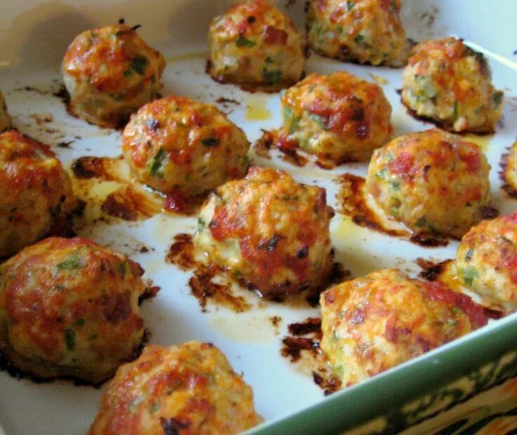 Сколько в духовке куриные тефтели. Мясные шарики в духовке. куриные фрикадельки в духовке. тефтели в духовке. тефтели запеченные в духовке.
