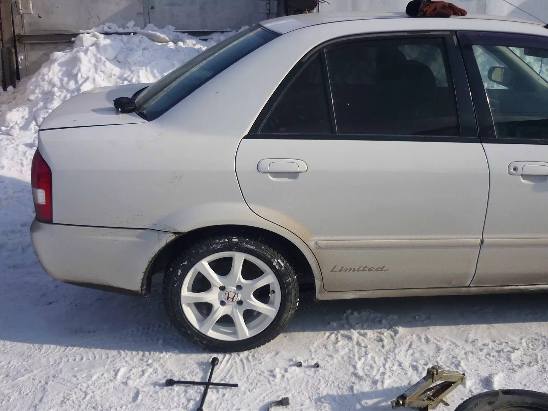 Mazda familia на r17. Мазда фамилия 1999 года. Мазда фамилия на дисках. Mazda familia s-wagon диски r16. Mazda familia диски slik.
