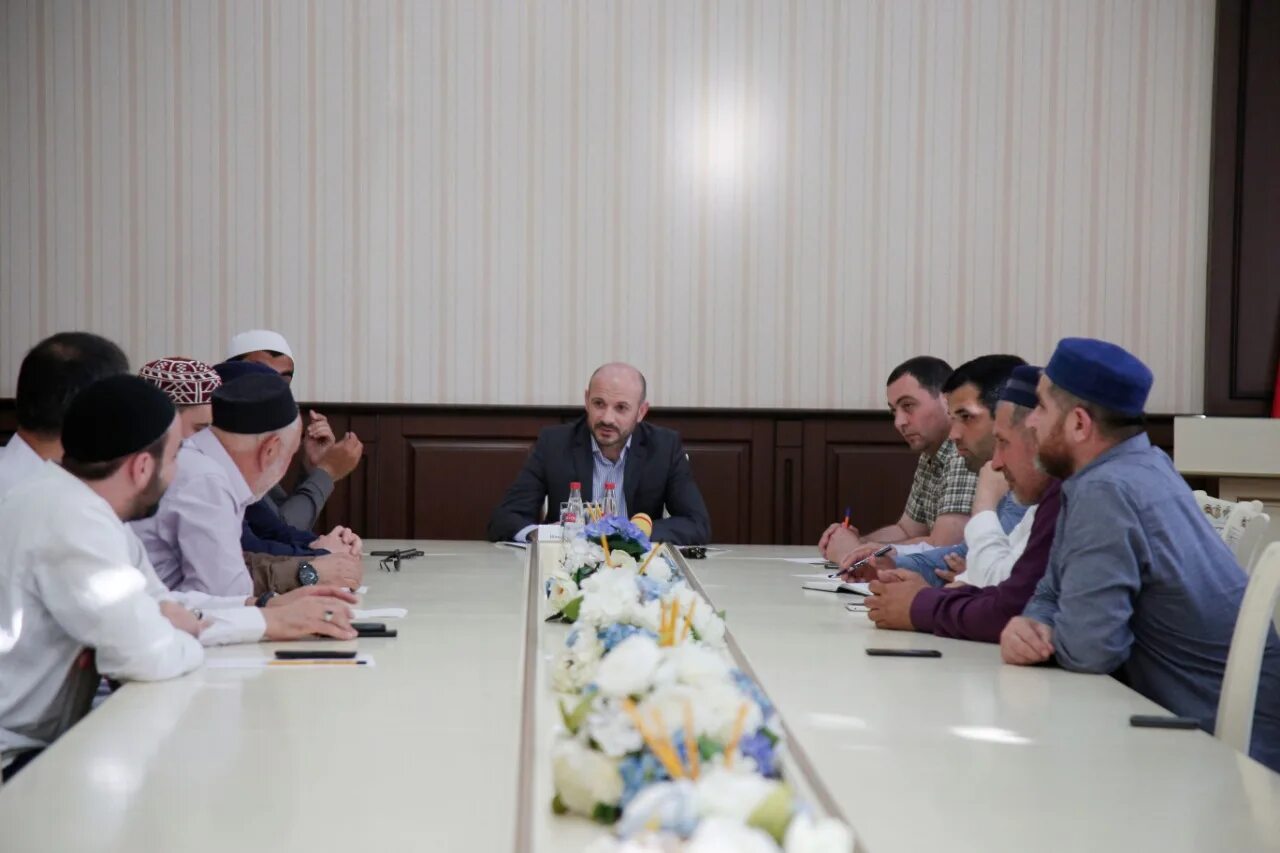 Имам гумбетовского района. Дербент имам айсамутдин. Имамы дербента. Адил хаджи. Имамы дербента.