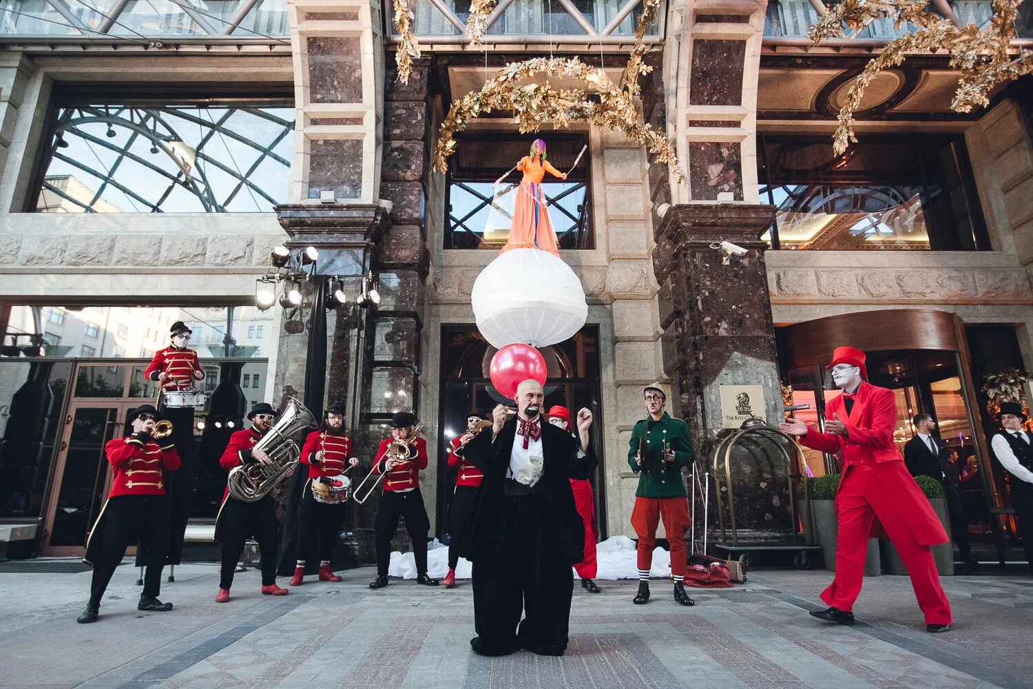 Светские вечеринки в Москве. Вечеринка в Ритц Карлтон. Шоу в Москве. Ritz Carlton Москва вечеринка. Шоу москвы сайт