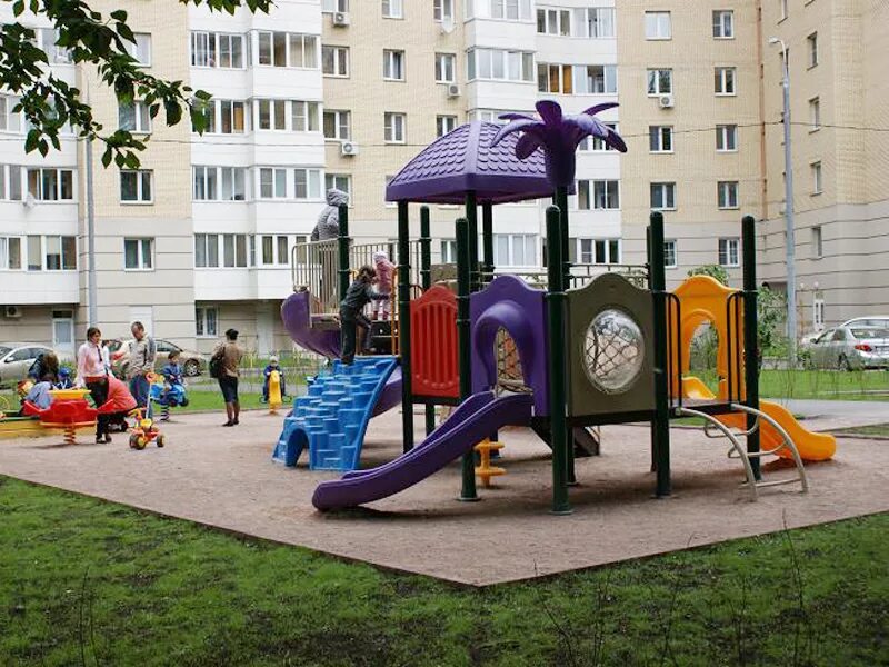 Пеший двор. Благоустройство дворов в москве. интересные площадки во дворе. многоэтажки детская площадка. дизайн детской площадки во дворе многоквартирного дома.