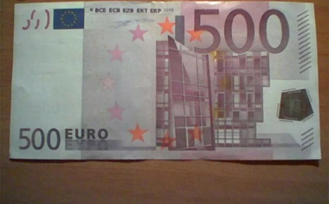 500 Евро. Банкнота 500 евро. 500 Евро в рублях. 500 Евро купюры на столе.