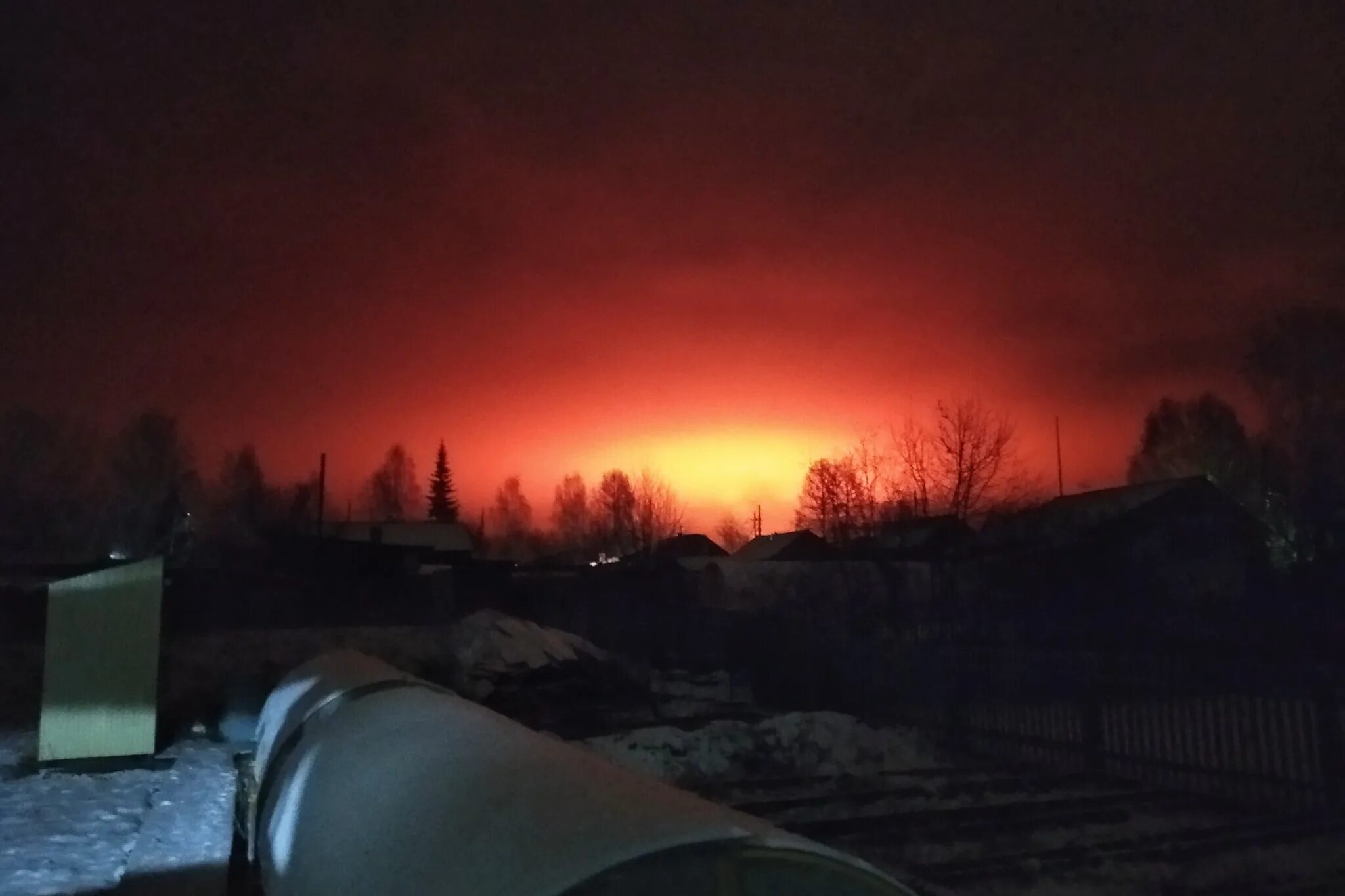 Пожар на заревом. Пожар в Богучанском районе Красноярского края. Зарево ночного пожара. Зарево от пожара. Ночное зарево от пожара.