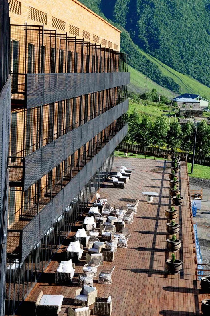 Гостиницы в грузии. Казбеги отель Rooms Hotel. Rooms Hotel Kazbegi Грузия. Rooms Hotel Kazbegi Степанцминда, Грузия. Отель Румс Грузия.