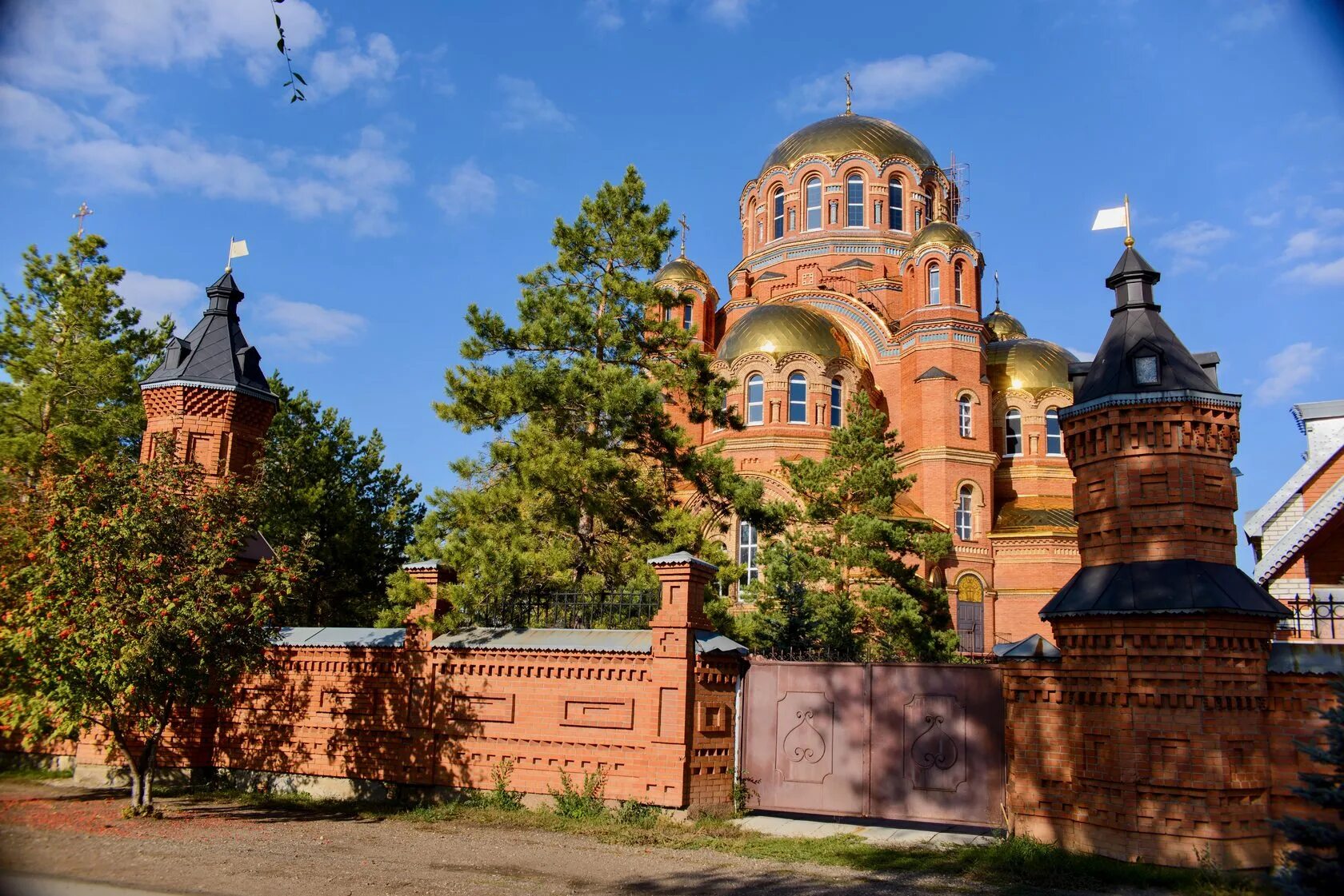 Оренбургская область поселок троицкое. Оренбургская область поселок троицкое. Саракташский кремль. Саракташ обитель милосердия. Оренбургская область поселок троицкое.