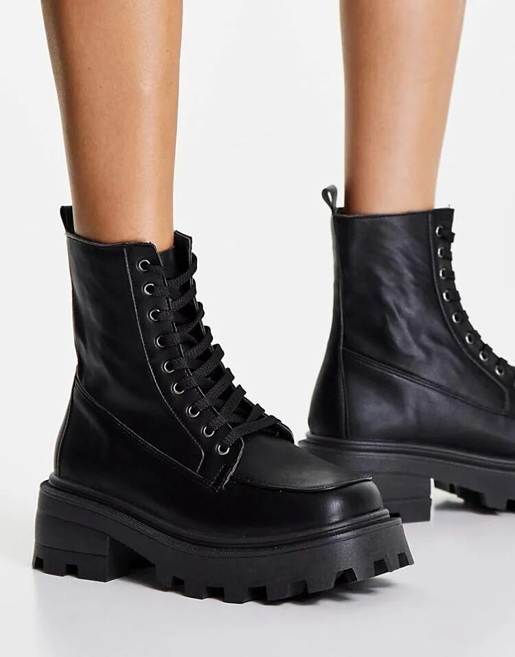 Сандали на высокой платформе. Туфли демония. Dr martens женские на платформе. Ботинки на шнуровке высокие черные готика. Массивная женская обувь.