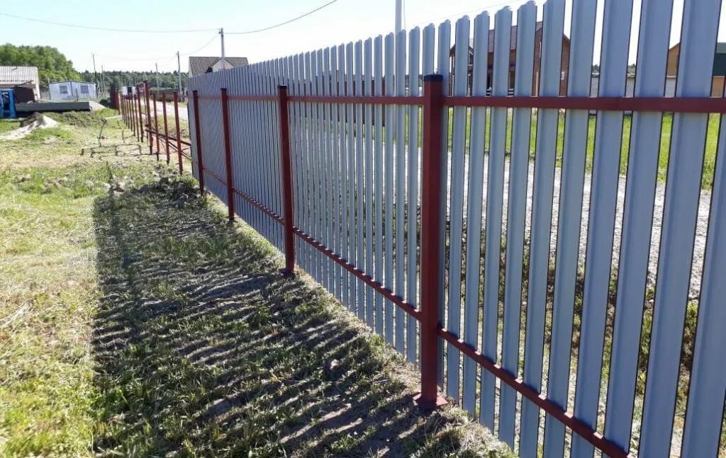 Забор на сваях из профнастила. Забор из профнастила. Забор из евроштакетника на винтовых сваях. Ограждение на винтовых сваях. Винтовой забор.