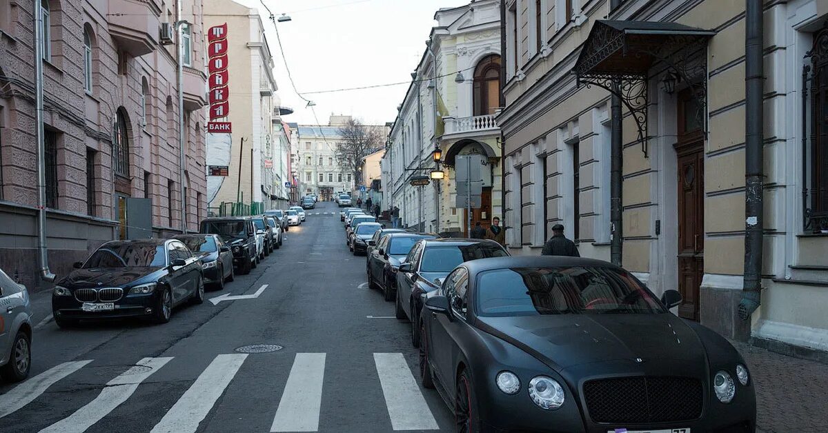 Где то в центре города. Машина на улице. машины в москве. машины в центре москвы. дорогие машины в центре москвы.