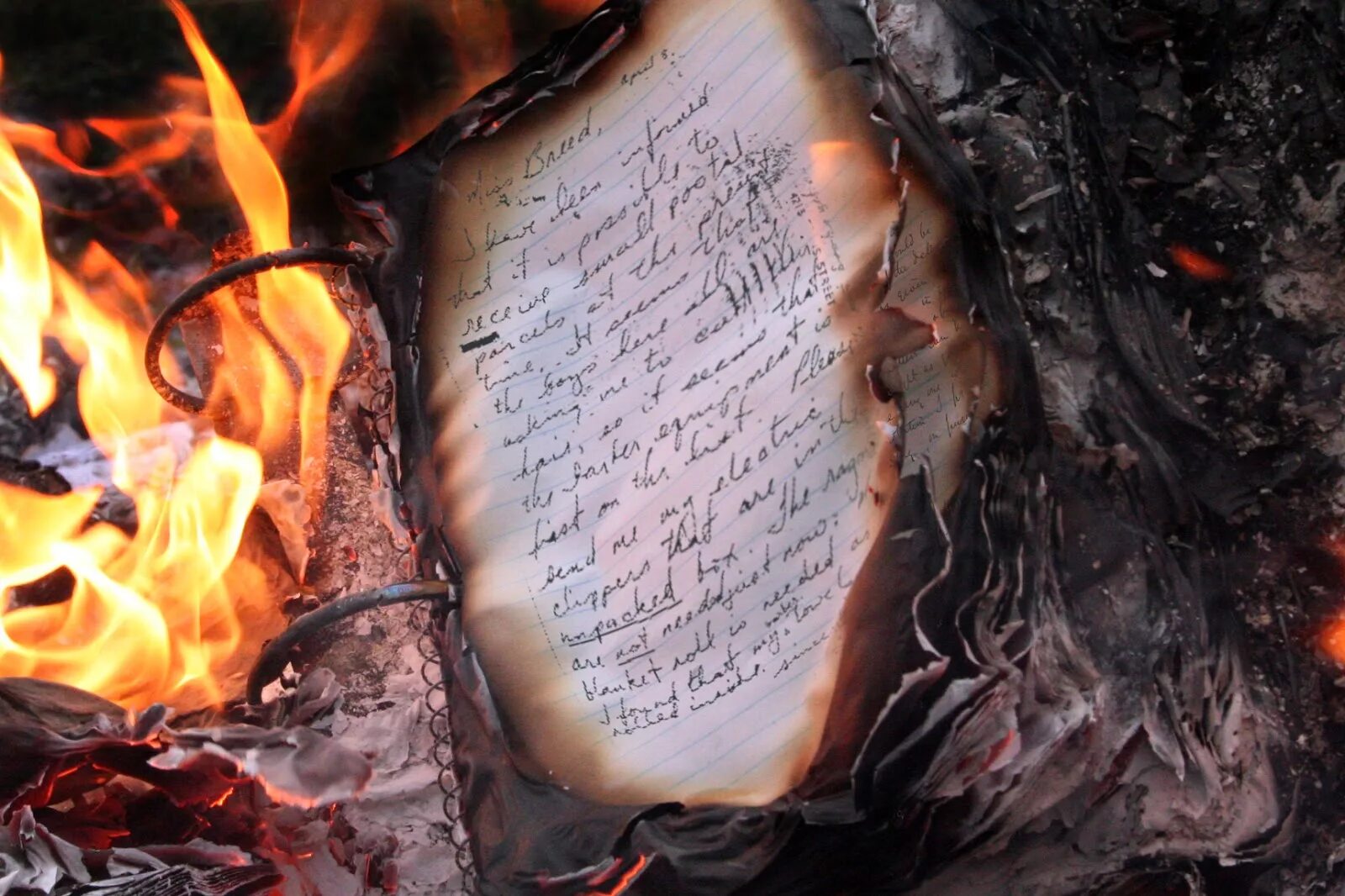 Гори словно огонь. Сжигает рукопись. Рукописи в огне. Сгоревшая рукопись.