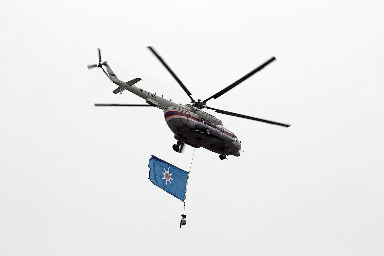 Вертолет с флагом. Флаг Украины на вертолете. Русский вертолет с флагом. В Иркутске летают вертолеты.