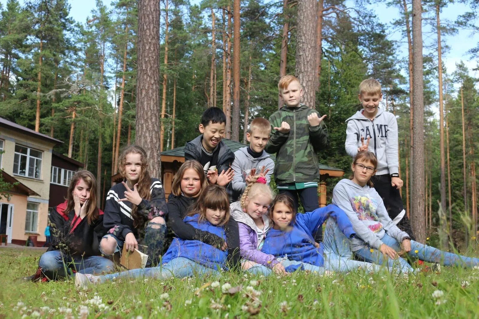 Camp спб. Школа волшебников лагерь Рощино. Школа волшебников лагерь. Детский лагерь в Ленинградской области. Детский летний лагерь Ленинградская область.