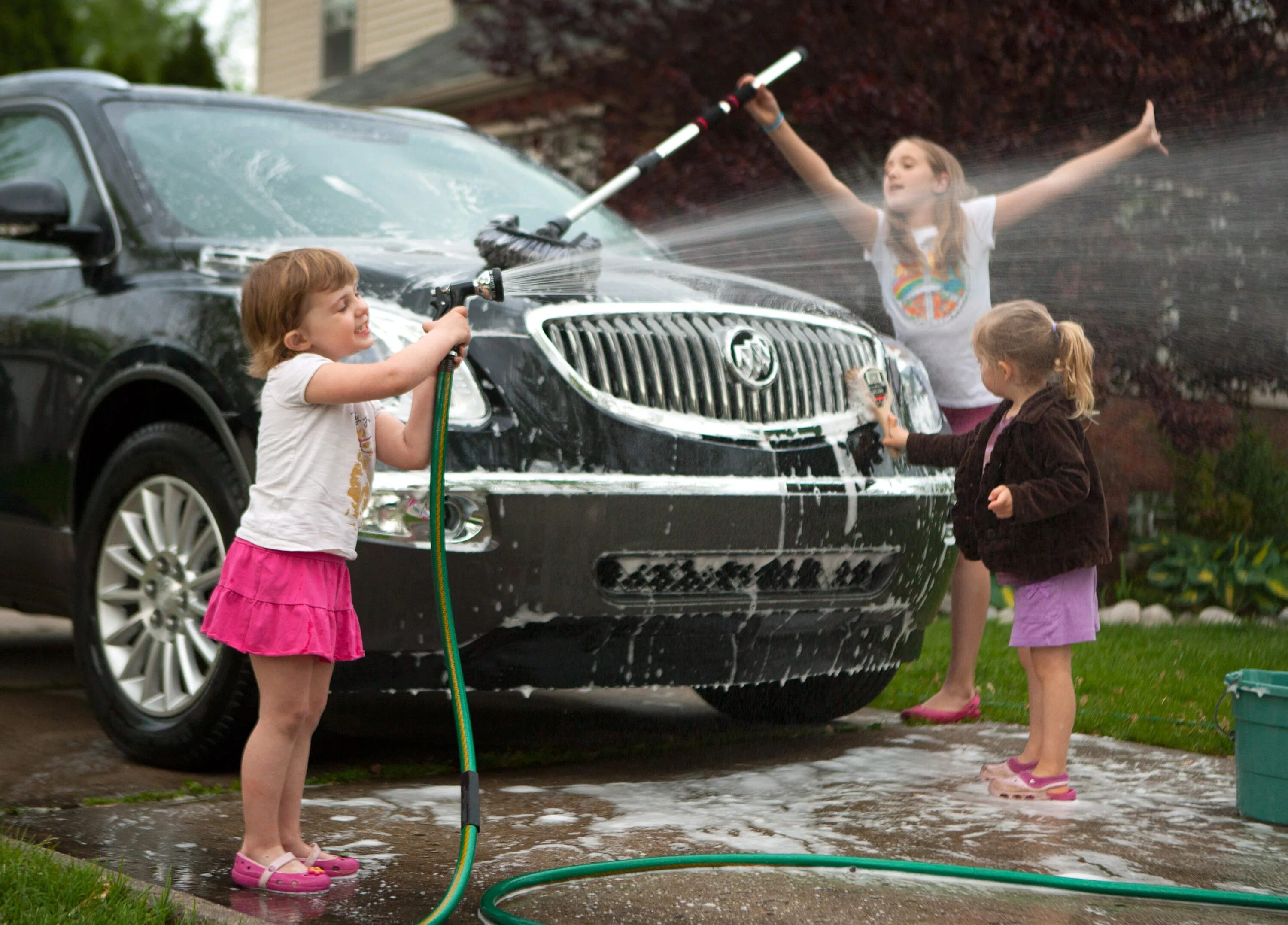 He clean the car. Моет машину. Мойка автомобилей подростками. Детская мойка для машин. Мойка машин детьми.