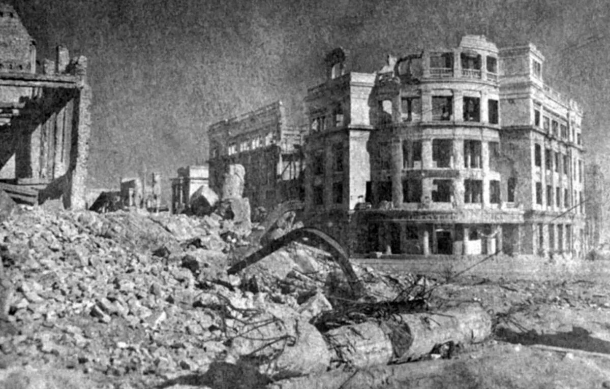 3 августа 1942 г. Сталинград город 1942. Сталинград вокзал 1942. ЦУМ Сталинград после войны. Разрушенный универмаг Сталинград.