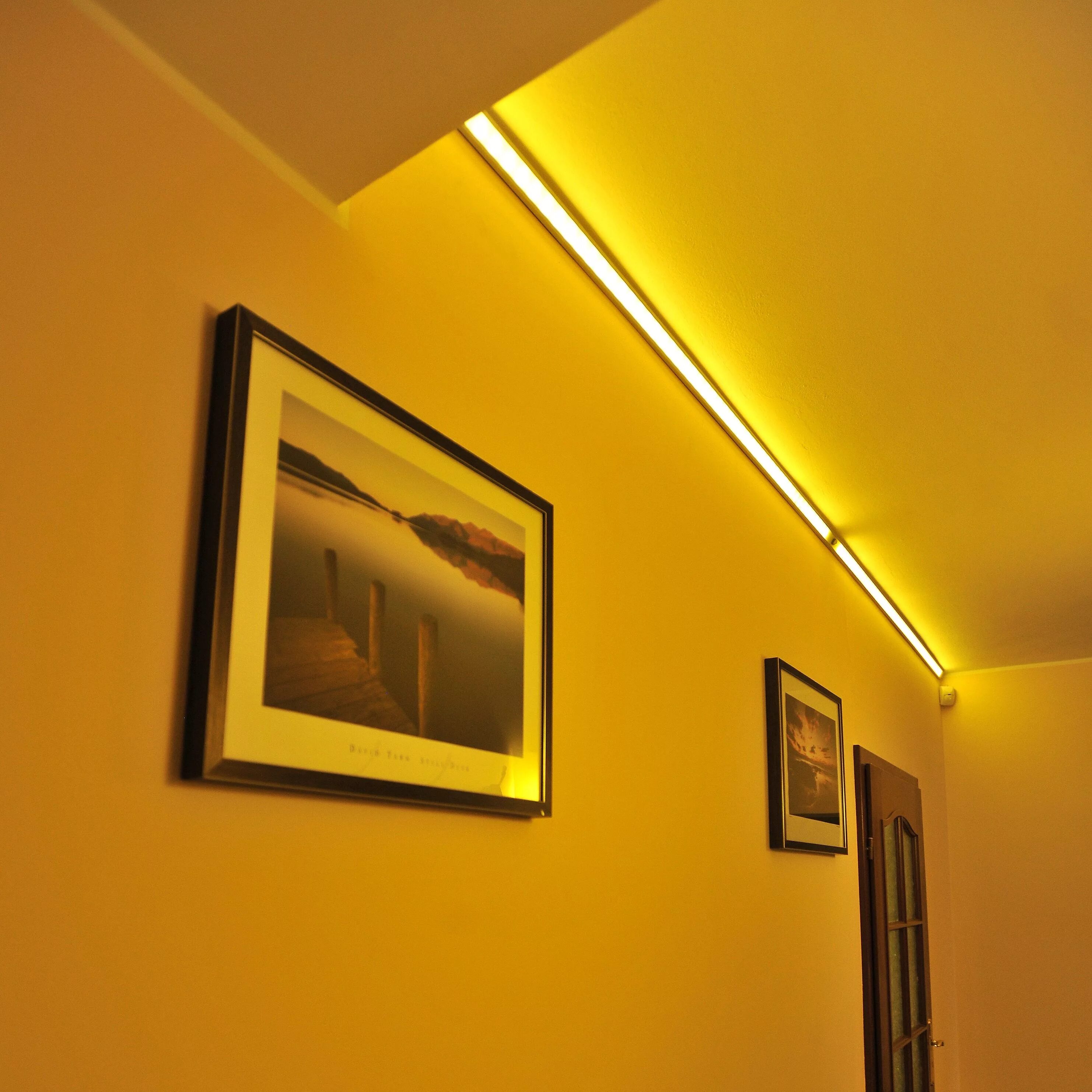 Освещение снизу. Светодиодная подсветка на стене. Потолок с подсветкой. Светодиодная подсветка потолка. Светодиодные ленты для подсветки.