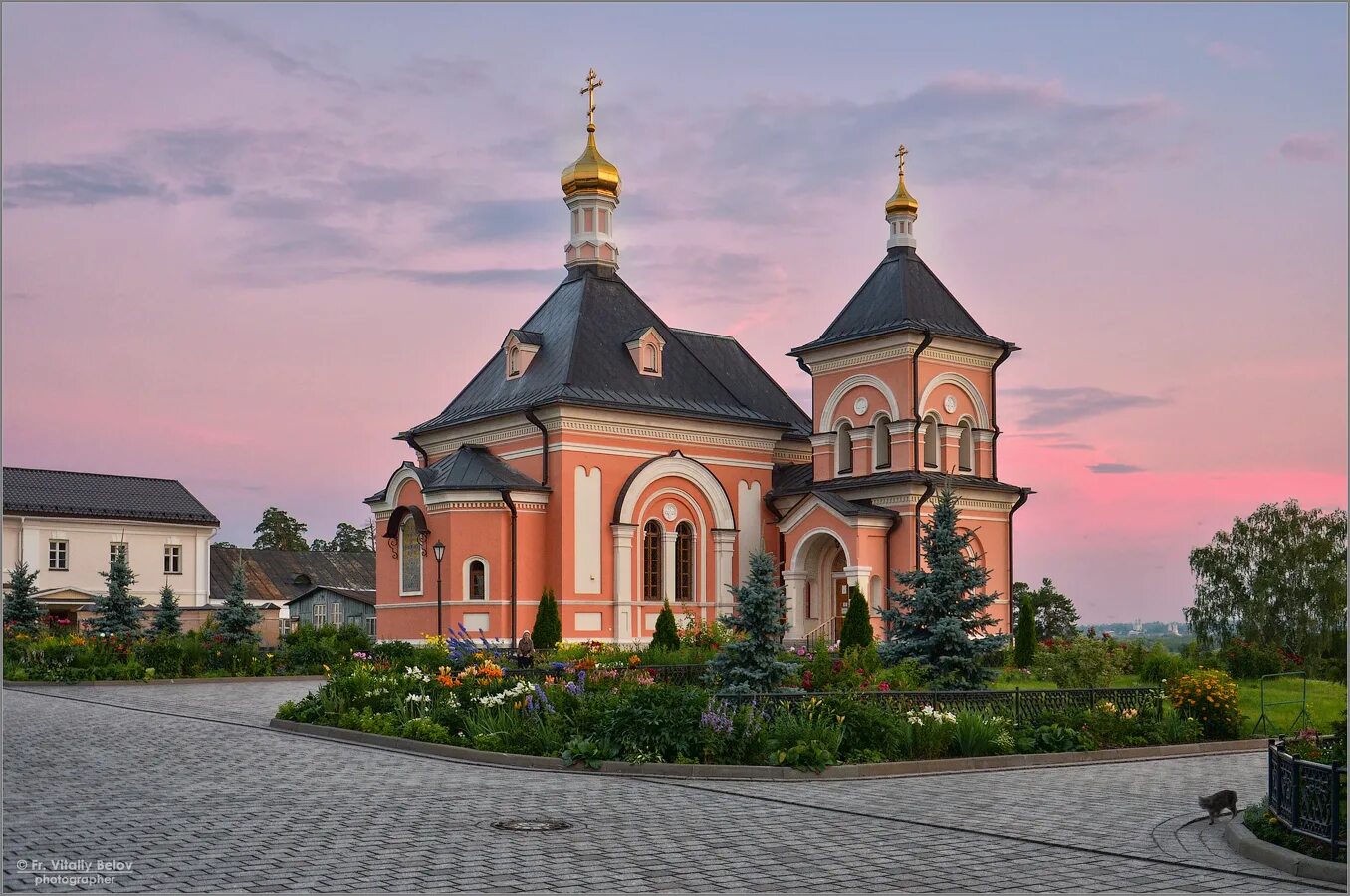 Игумен монастыря оптина пустынь. Монастырь оптинских старцев. Оптина пустынь монастырь иеромонахи. Свято-введенский монастырь оптина пустынь. Введенский храм оптиной пустыни.