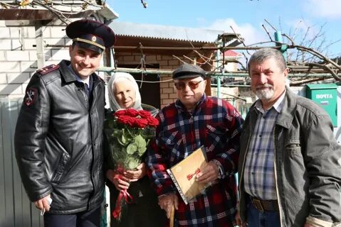 Сотрудники поздравили ветеранов