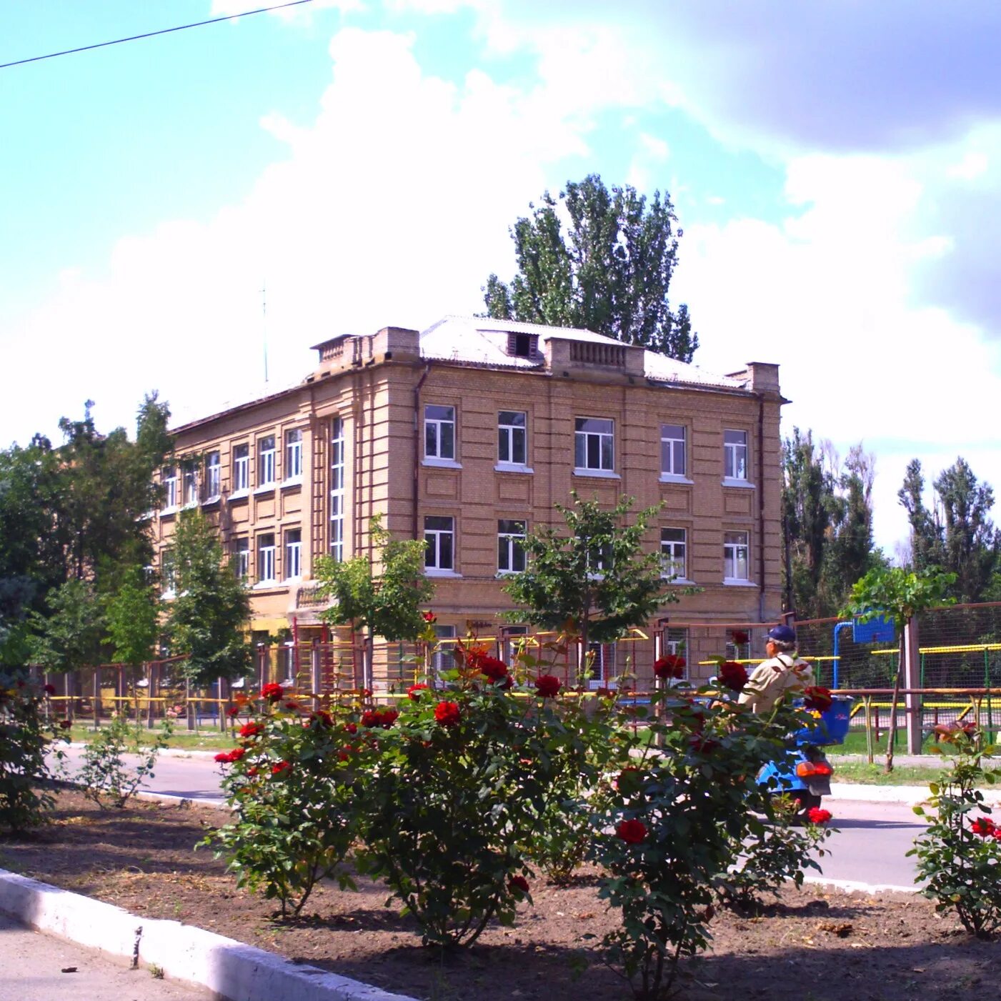 Токмак 12 апреля. Школа 5 город токмак запорожская область. токмак запорожская область школа 1. школа номер 2 токмак запорожская. киргизия. город токмак средняя школа № 9.