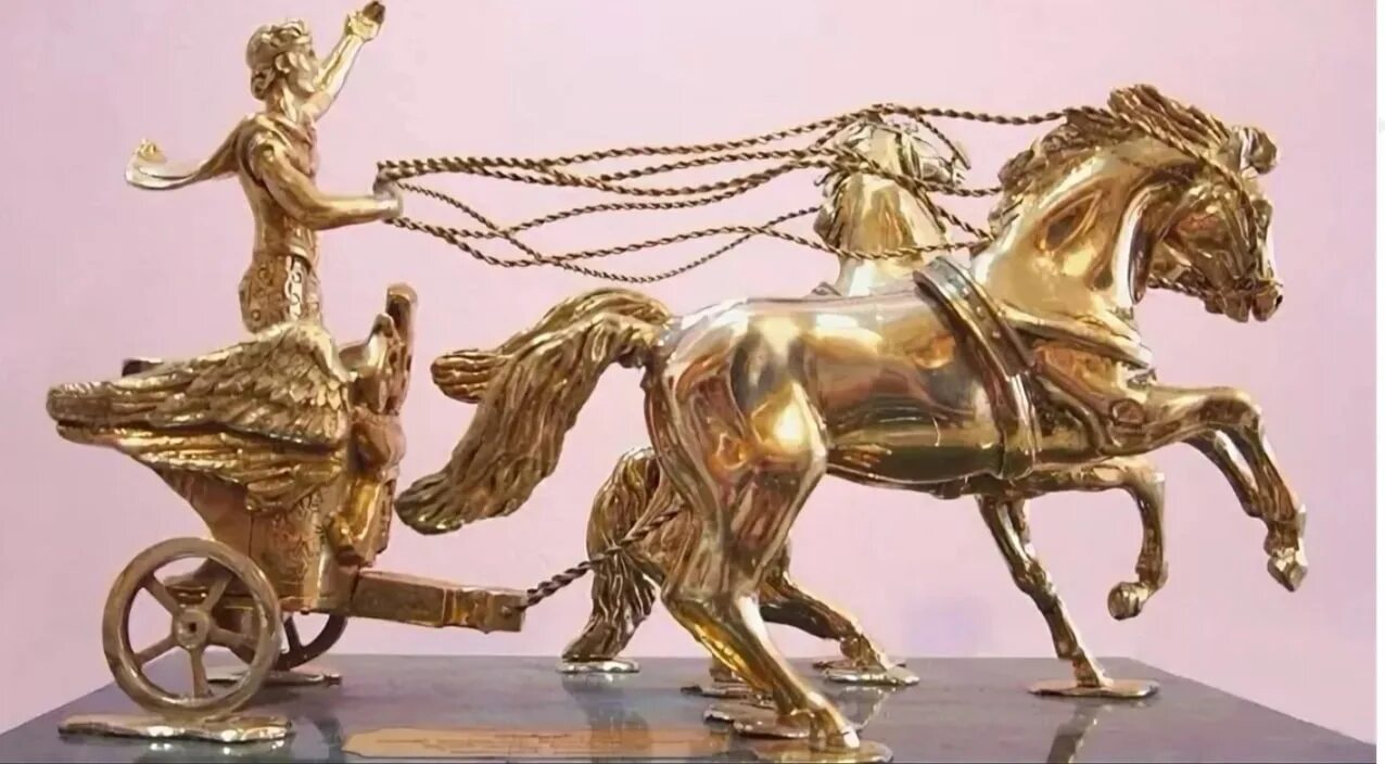 Колесница статуя. Золотая колесница. Колесница анапа. Колесница славы. Колесница анапа.