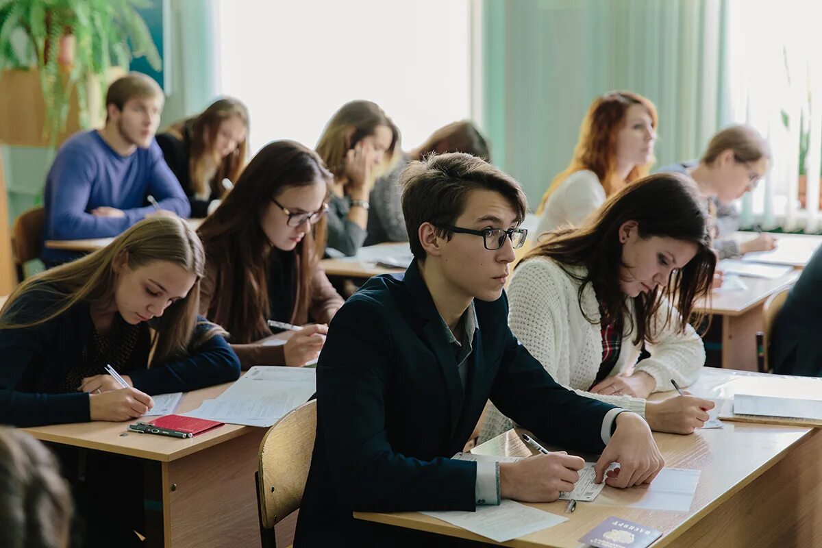 Некоторые учащиеся 11 классов школы. Ученики старшей школы. контрольная в школе. старшеклассники егэ. школьники 11 класс.