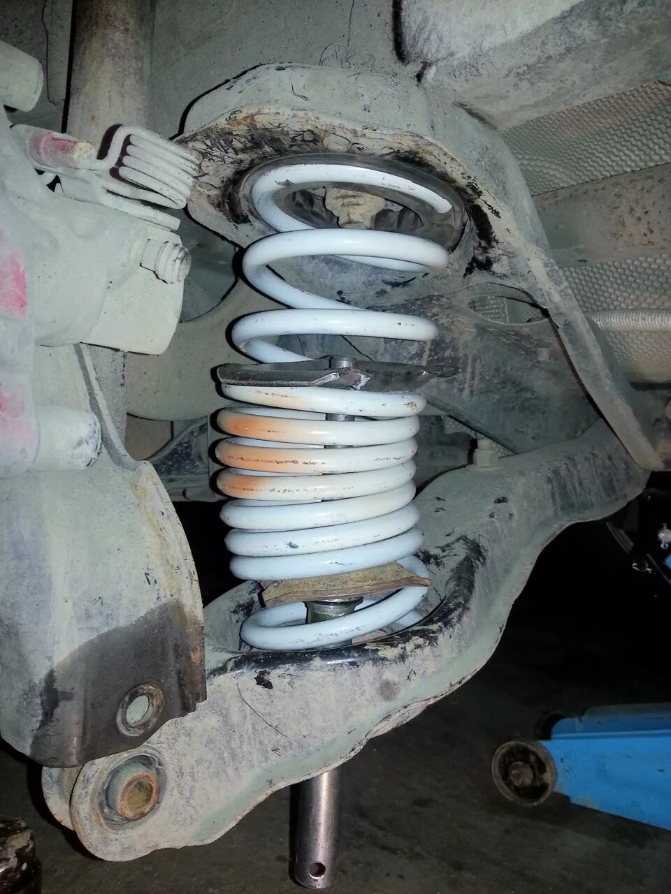 Как поменять пружину заднюю на фокусе Rear Suspension Trailing Arm Replacement (Chassis / Rear suspension / Ford Focus