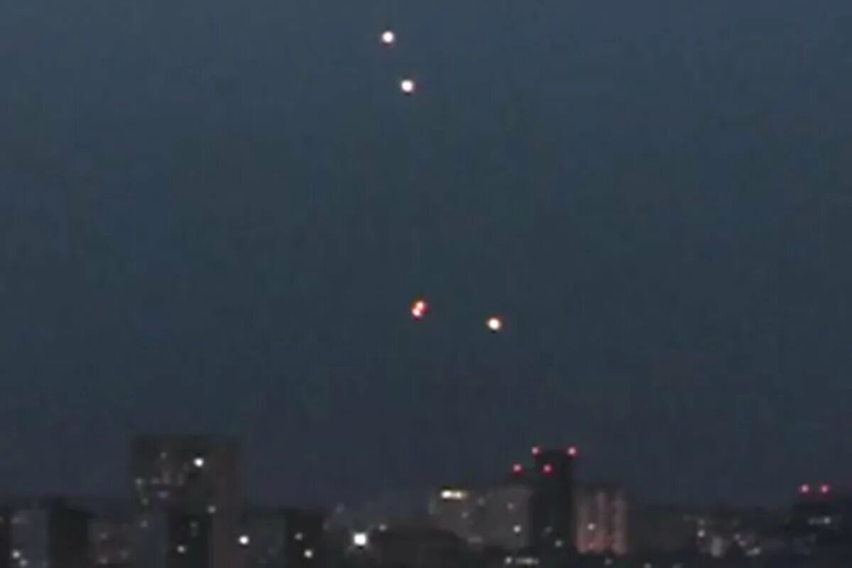 Правда что вчера было. Неопознанный летающий объект в небе над Москвой. Летающий объект над Москвой. Летающие огни в небе. Огни над Москвой НЛО.
