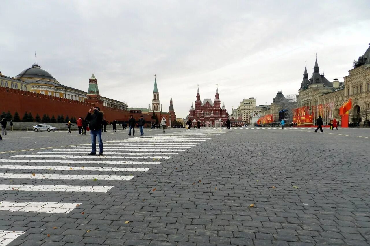 Чувствовать площадь. Гранитовая брусчатка на красной площади. Гранитная брусчатка на красной площади. Красная площадь Москва Мостовая. Красная брусчатка на красной площади.