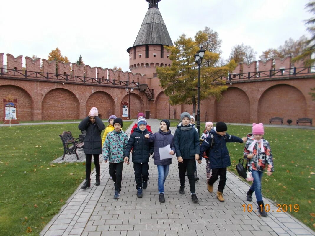 Стены кремля экскурсия. Тульский Кремль экскурсии. Туристы в Тульском Кремле. Тульский Кремль экскурсия по стенам. Тульский Кремль туристы экскурсия.