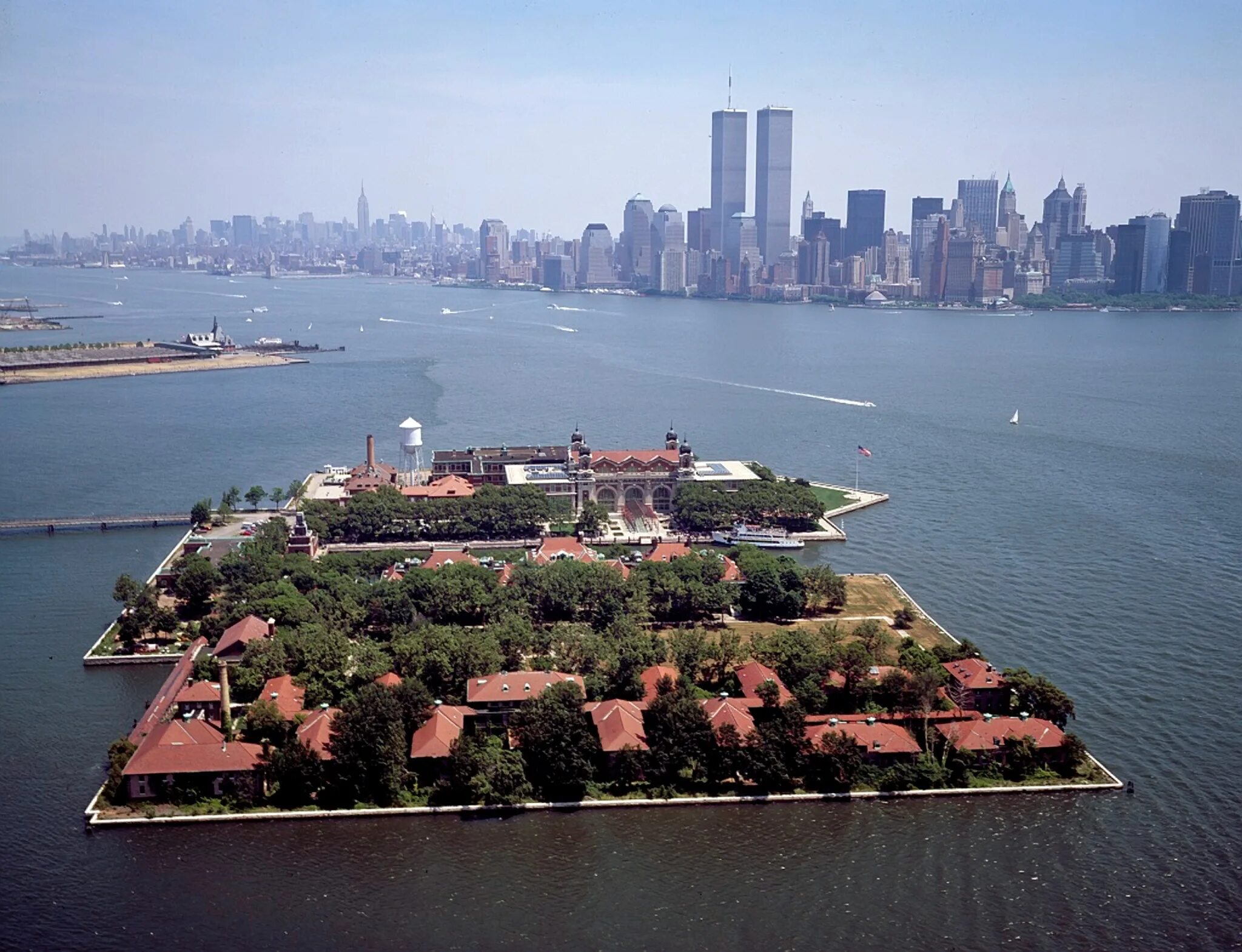 Элис острова. Остров Эллис Нью Йорк. Ellis Island в Нью Йорке. Манхэттен остров в Нью-Йорке. Остров Эллис Айленд статуя свободы.
