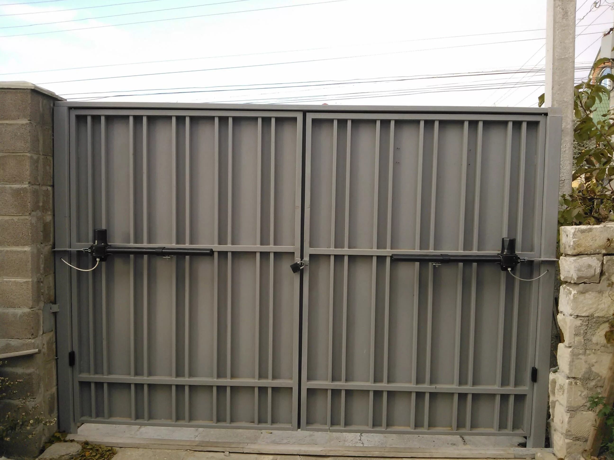 Фиксаторы упора снизу распашных ворот. Segment 400 распашных ворот. Задвижки снизу на ворота. Затвор для ворот распашных. Закрывание распашных ворот.