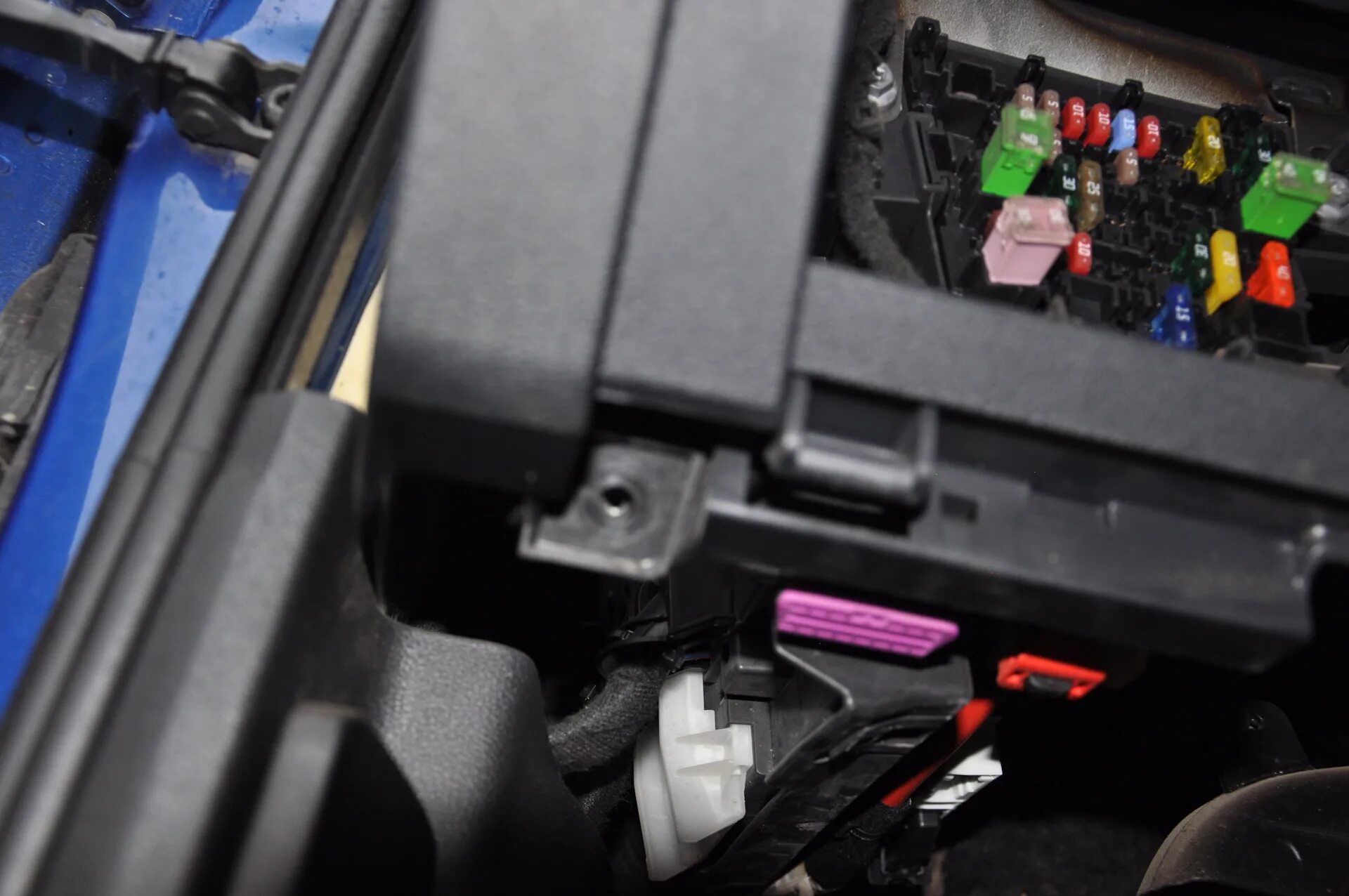 Как снять разъем шкода. Разъемы skoda octavia a7. skoda octavia a7 2014 fuse box. подторпедник octavia a7. obd skoda octavia a7.