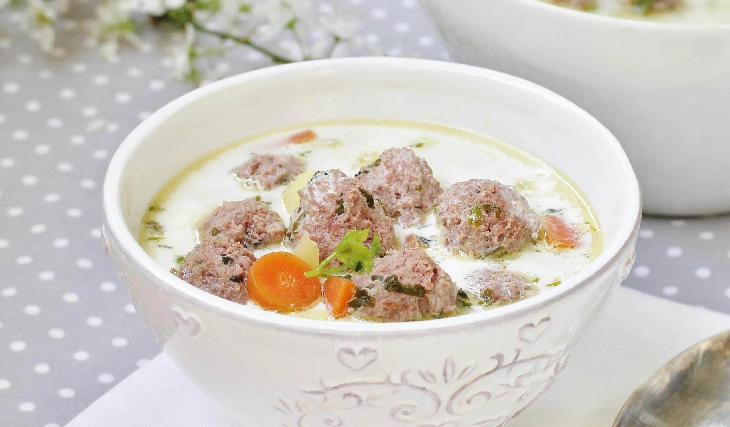 Рецепты супа с фрикадельками из мясного фарша. Сливочный суп с фрикадельками. фрикадельковый суп сливочный. суп с фрикадельками на белом фоне. суп с фрикадельками и сливочным сыром.