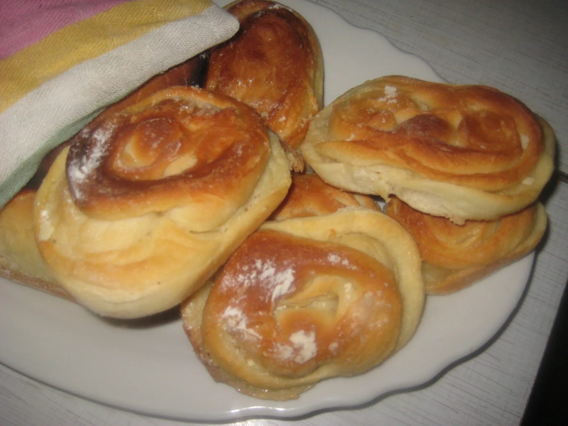 Булочки мамины плюшки. Домашние плюшки рецепт. Мамины плюшки рецепт. Мамины плюшки. Самые мягкие мамины булочки рецепт.