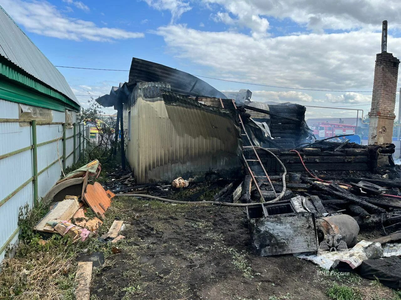 Пожар в татарстане. Пожар в Саитово Тукаевский район. Сгоревший дом. Пожар в частном доме. Пожар в деревне Саитово Тукаевский район.