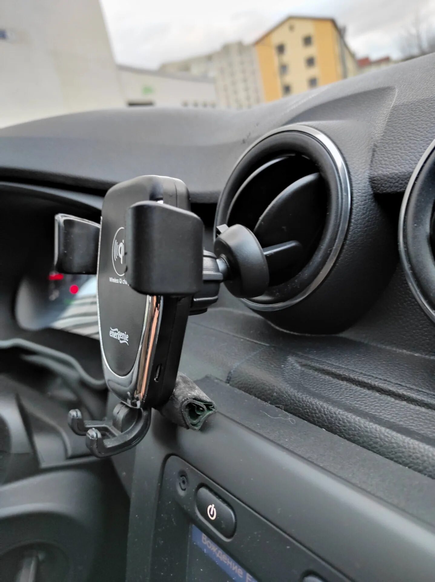 Установить держатель. Держатель смартфона для автомобиля renault duster 2. крепление для телефона на рено дастер 2. держатель телефона r@go renault duster. держатель для смартфона в рено дастер.