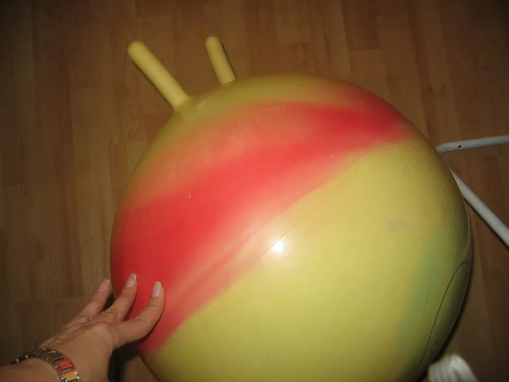 Надувной мяч попрыгун. Резиновый шар для фитнеса с членом. Надувной мяч гимнастический с рожками. Резиновый мячик с рожками.