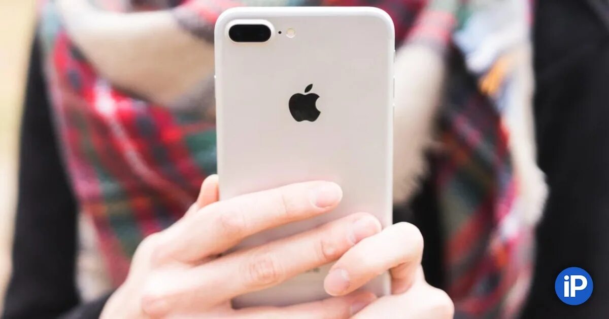 Забрали айфон. Айфон в руках девушки. iphone в руке. человек с айфоном в руках. iphone 13 в руке.